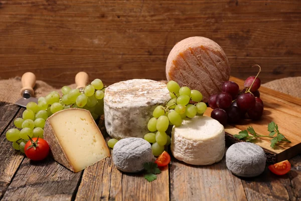 Variedad de quesos y uvas —  Fotos de Stock
