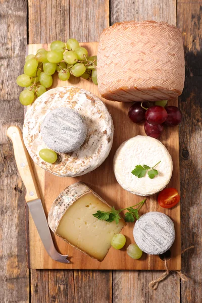 Käse und Trauben sortiert — Stockfoto