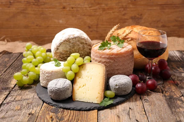 모듬된 치즈, 와인, 포도 — 스톡 사진