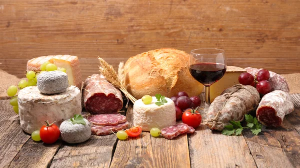 Wein, Käse und Salami — Stockfoto