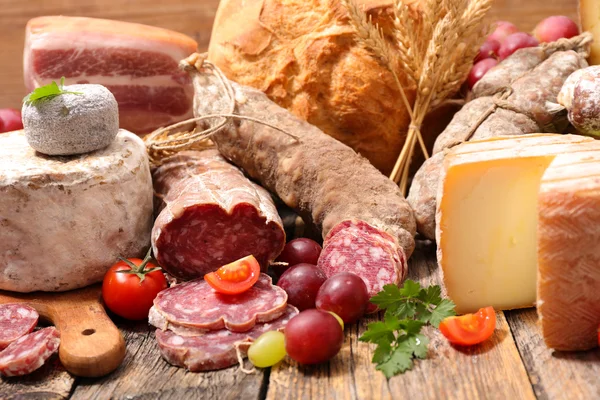 Cheese and salami assortment — Stock Photo, Image