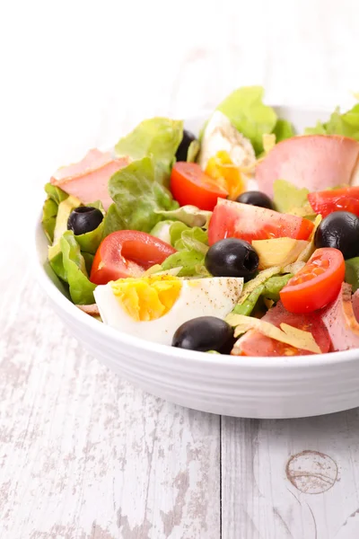 Ensalada de verduras con jamón —  Fotos de Stock