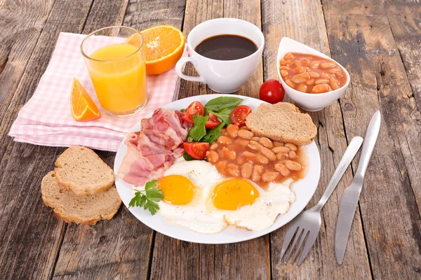 Composición tradicional del desayuno — Foto de Stock