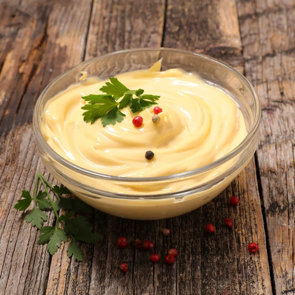 Domácí majonéza v misce s přísadami — Stock fotografie