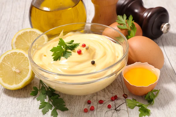 Zelfgemaakte mayonaise in een kom met ingrediënten — Stockfoto