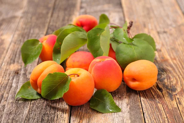 Fresh apricots heap — Stock Photo, Image