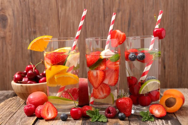 Detox water met vruchten — Stockfoto