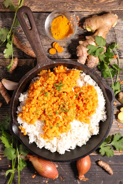 Arroz, lentilhas vermelhas e coentros — Fotografia de Stock