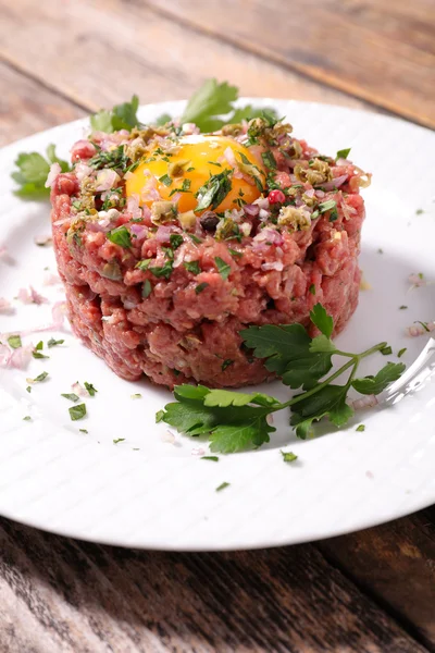 biftek tartar yumurta ile