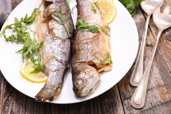 Pescado al horno y ensalada — Foto de Stock