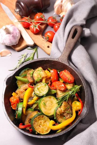 Tavada kızarmış sebze