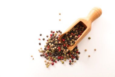 kepçe ile biber karışımı 