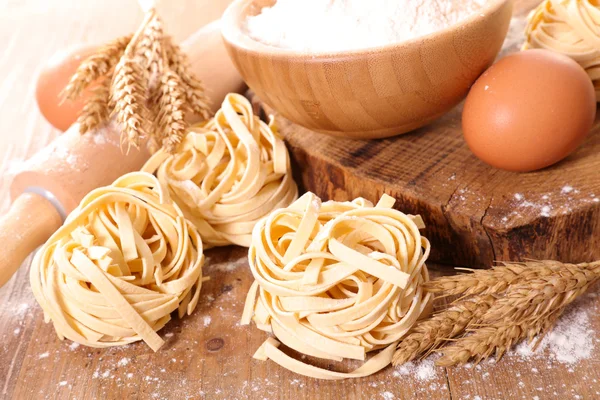 Macarrão tagliatelle cru — Fotografia de Stock