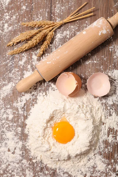 Αλεύρι και το αυγό για το ψήσιμο — Φωτογραφία Αρχείου