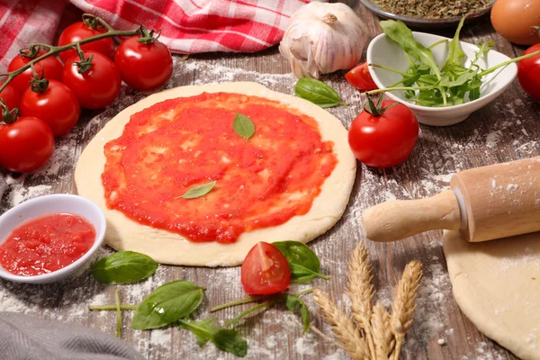 Pizza cruda italiana fresca — Foto Stock