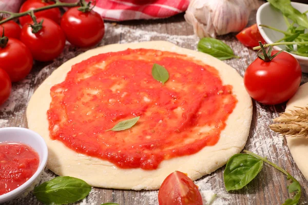 Pizza cruda italiana fresca — Foto Stock