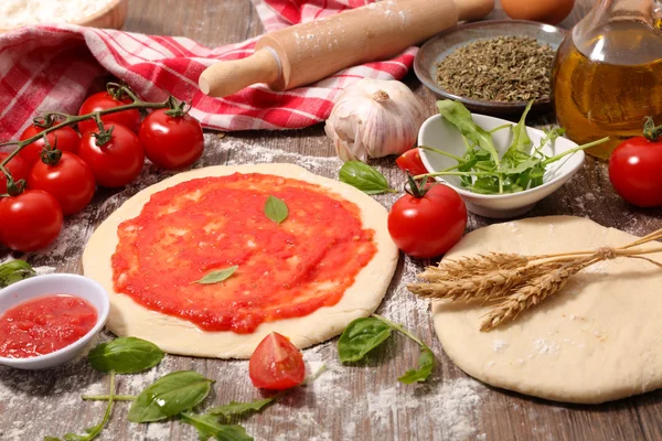 Pizza cruda italiana fresca — Foto Stock