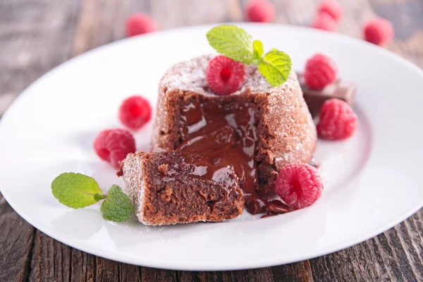 나무 딸기와 초콜릿 케이크 — 스톡 사진