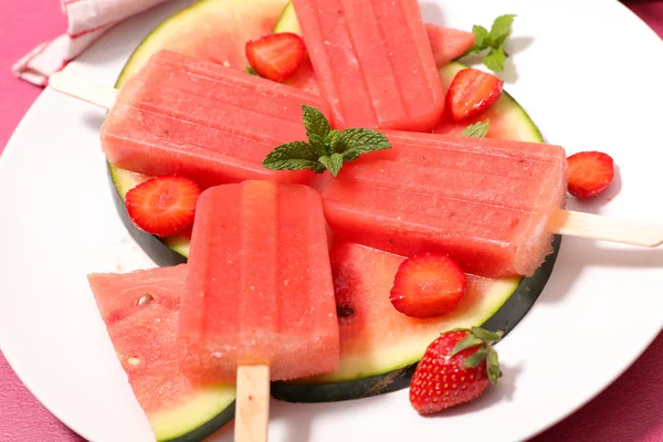 Sandía y paletas de fresas —  Fotos de Stock