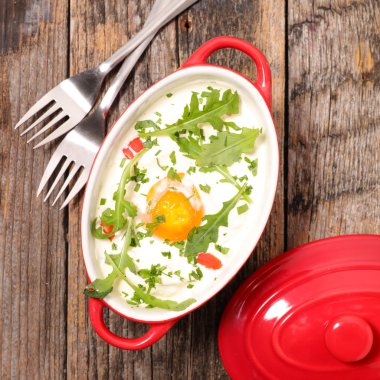 krem ve otlar ile pişmiş yumurta