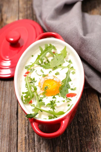 Sült tojás, krém-és gyógynövényekkel — Stock Fotó