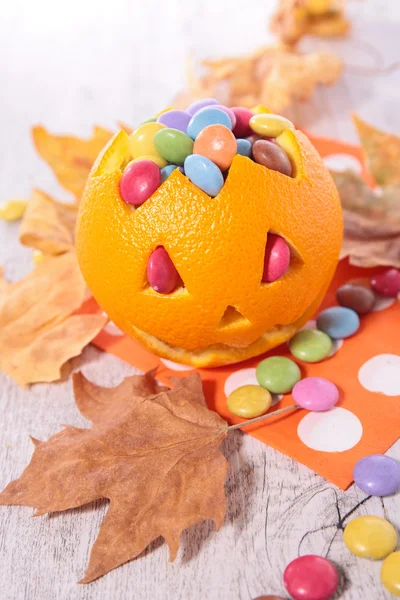 Хеллоуїн апельсин і цукерки — стокове фото