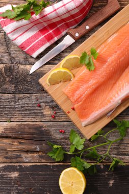 Malzemelerle Çiğ somon fileto