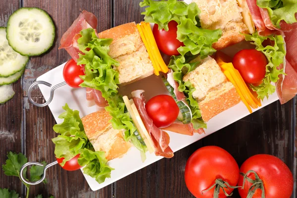 Ham, bread and vegetables sandwiches — Stock Photo, Image