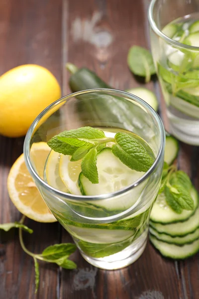 Zitronen- und Gurkenwasser — Stockfoto