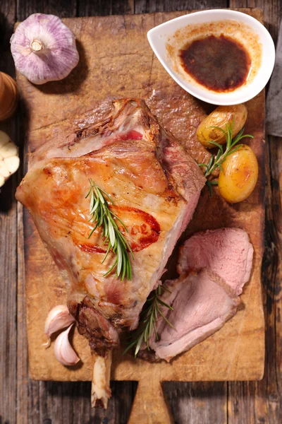 Gamba di agnello arrosto — Foto Stock