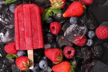 tatlı çilek ve ahududu popsicles