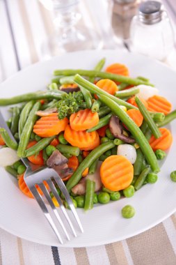 haşlanmış havuç ve yeşil fasulye