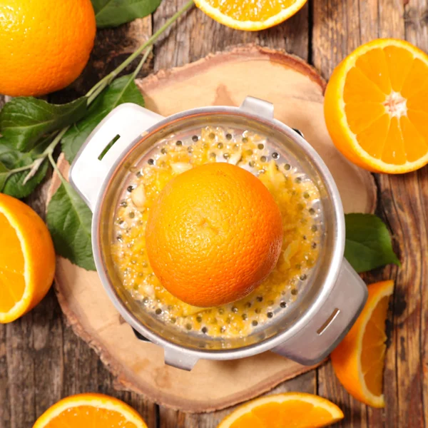 Orange juice and squeezer — Stock Photo, Image