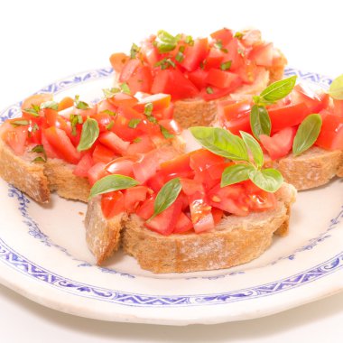 Domates ve fesleğenli bruschetta.