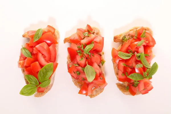 Bruschetta s rajčaty a bazalkou — Stock fotografie