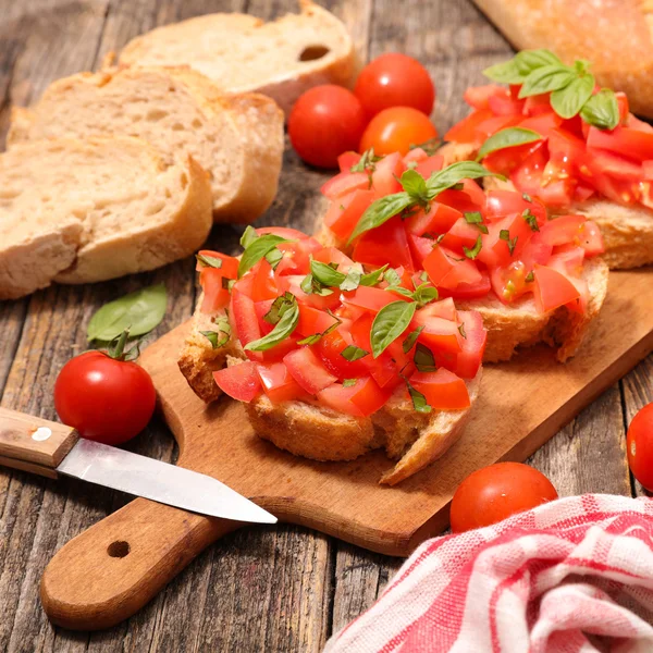 Bruschetta de tomate com ingrediente — Fotografia de Stock