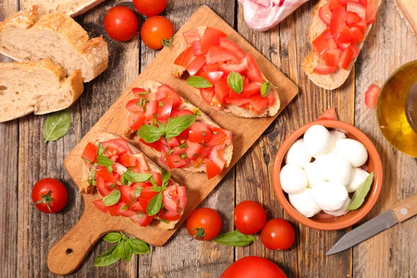 Bruschetta de tomate con ingrediente —  Fotos de Stock
