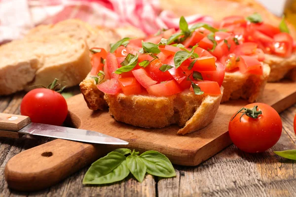 Bruschetta de tomate com ingrediente — Fotografia de Stock