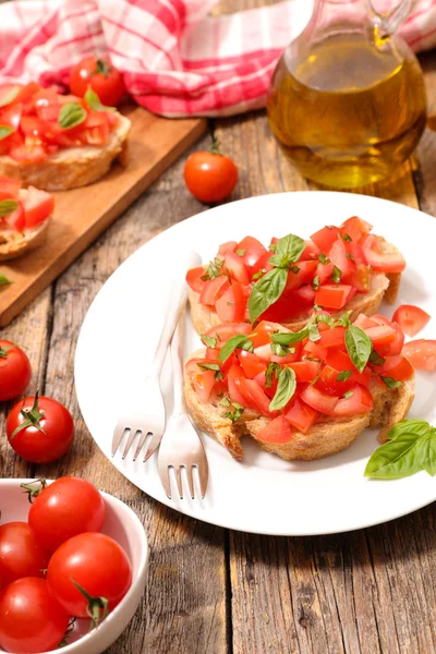 Bruschetta de tomate com ingrediente — Fotografia de Stock