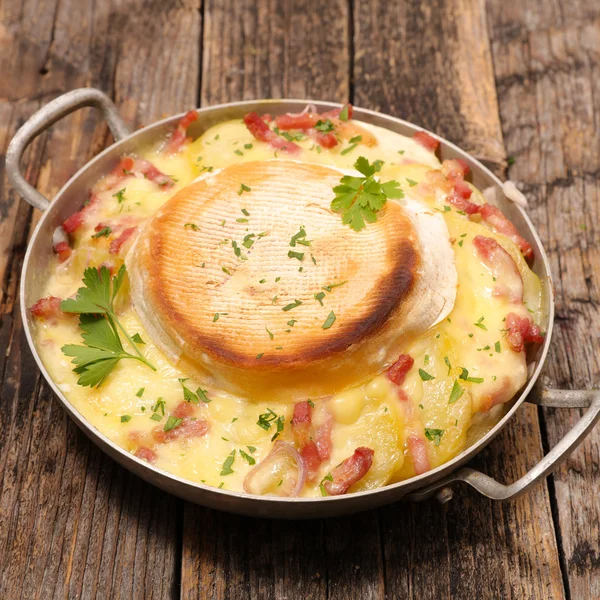 Французький запечений tartiflette — стокове фото