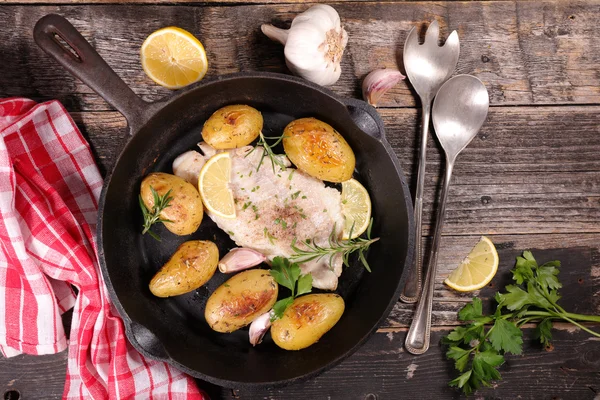 Fiskfilé och bakad potatis — Stockfoto