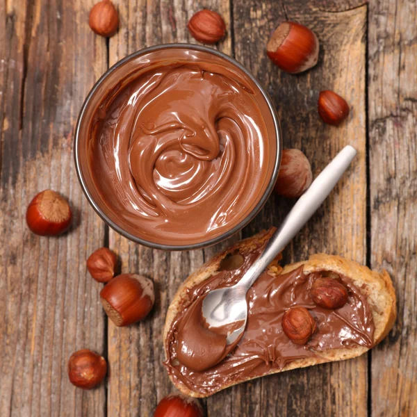 Brot mit Schokoladencreme — Stockfoto