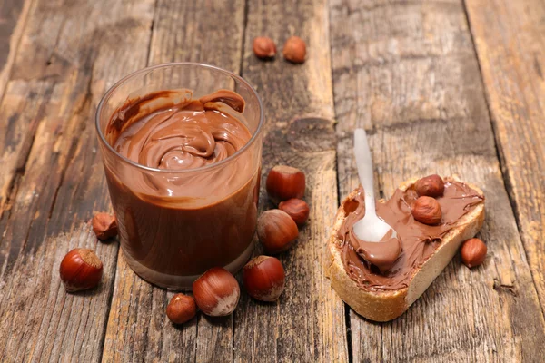 Bread with chocolate cream — Stock Photo, Image