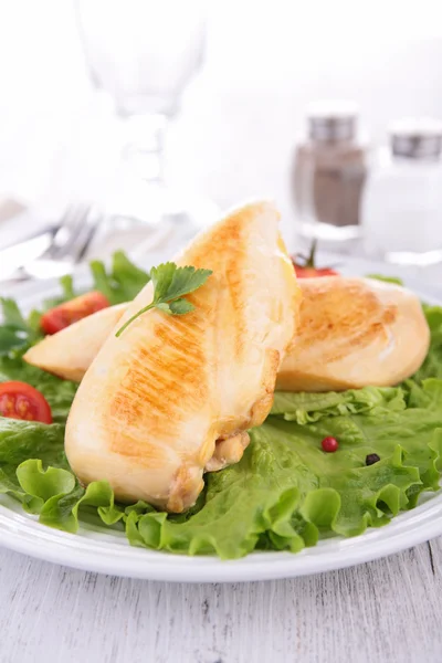 Grilled chicken breasts and salad — Stock Photo, Image