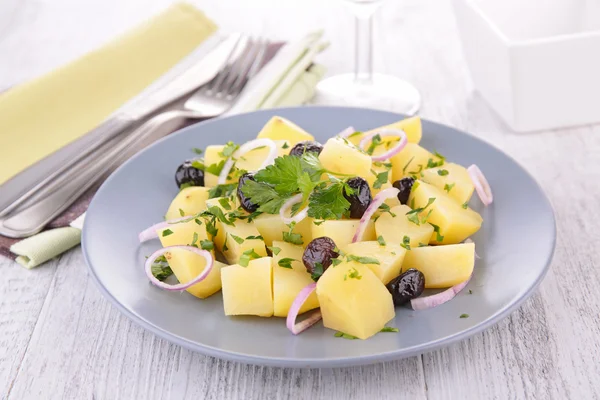 Ensalada de papa con aceitunas —  Fotos de Stock