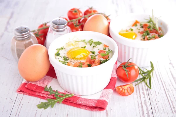Bakade ägg med grönsaker — Stockfoto