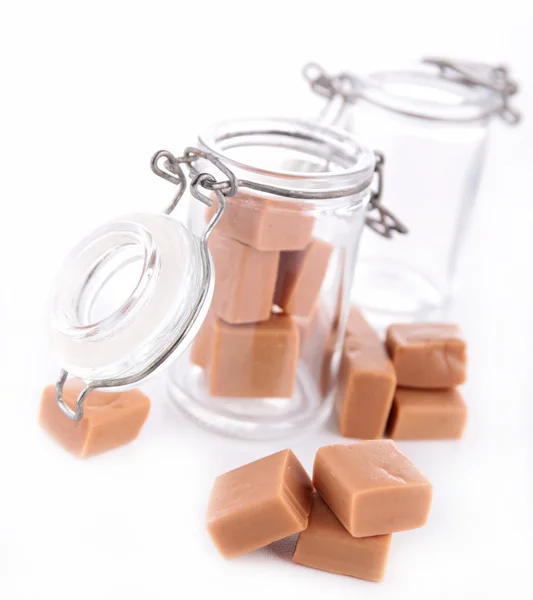 Cubes de caramel doux dans un bocal — Photo