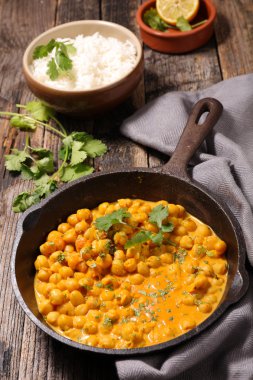 krem ve köri ile nohut