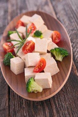 Vejetaryen tofu salatası