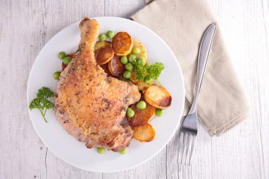 Kızarmış ördek bacak ve sebze